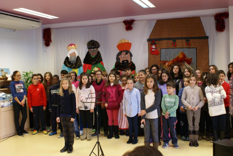 Los alumnos salesianos de Cabezo de Torres alegran las navidades a los usuarios del Centro de Día de la localidad