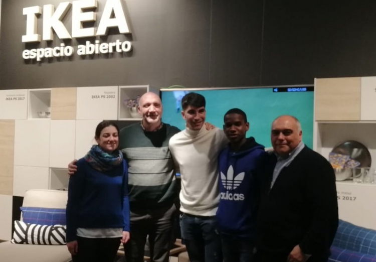 El futbolista y antiguo alumno salesiano, Carlos Soler, diseña su casa en Ikea por un fin solidario