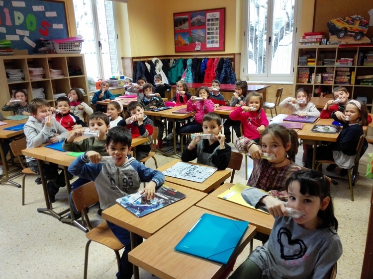 Fotonoticia: Taller de salud bucal a los más pequeños de Salesianos Huesca