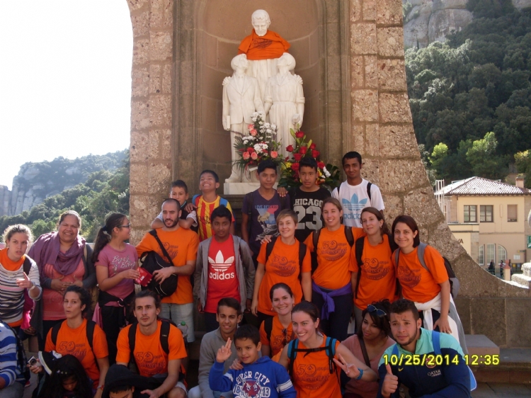 Fotonoticia:Subida a Montserrat, acto de cierre del cincuentenario de Salesianos Sant Boi