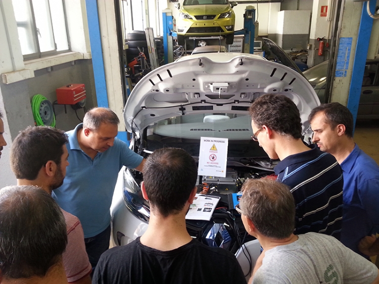 Fotonoticia: Salesianos Sarrià profundiza sobre el conocimiento tecnológico del coche eléctrico