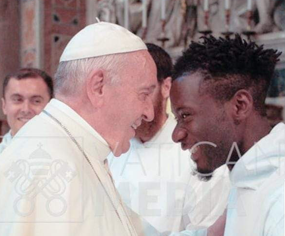 Fotonoticia: El novicio salesiano Ismael Ebenecer junto al Papa Francisco
