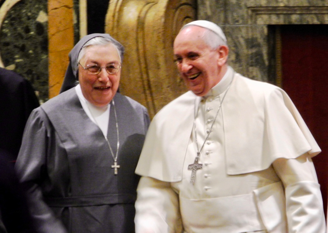 La Superiora General de las Salesianas envía una carta de solidaridad y apoyo al Papa Francisco