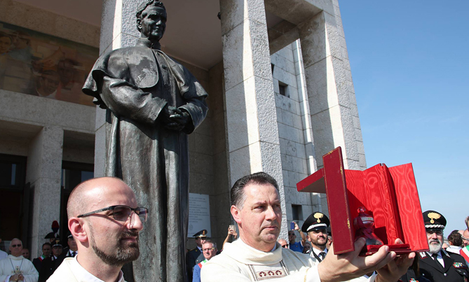 Colocación de la Reliquia de Don Bosco en su ubicación original
