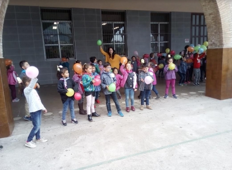 Las fallas escolares rinden homenaje a la Virgen en Valencia y Burriana