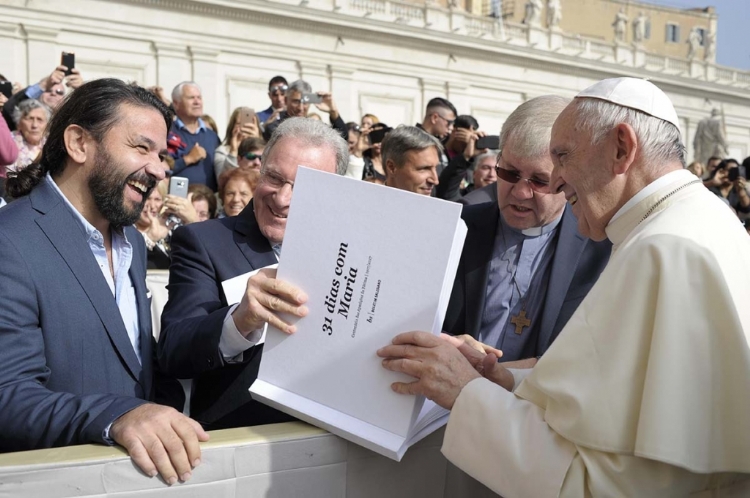Papa Francisco recibe un regalo del Boletín Salesiano de Portugal