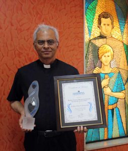 El Padre Tom recibe el ‘Premio Madre Teresa’ por su coraje y resiliencia frente a la adversidad