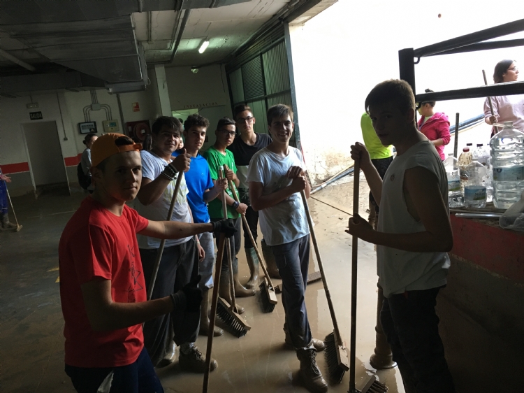 Alumnos de Salesianos Antequera participan en las tareas de emergencia tras las lluvias en la provincia de Málaga