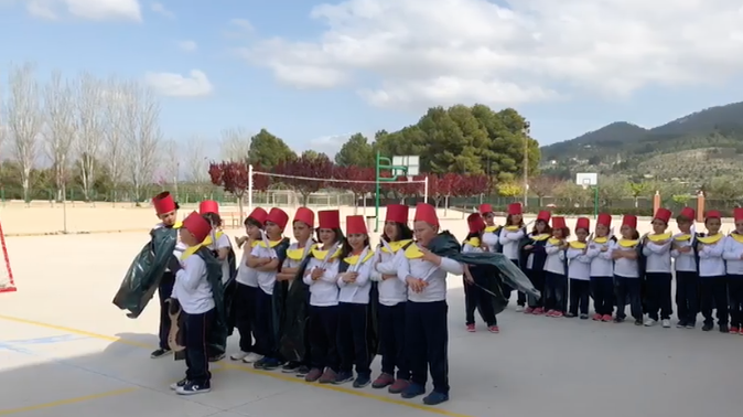 Fotonoticia: Una explosión de color y fiesta en el patio salesiano de Alcoy