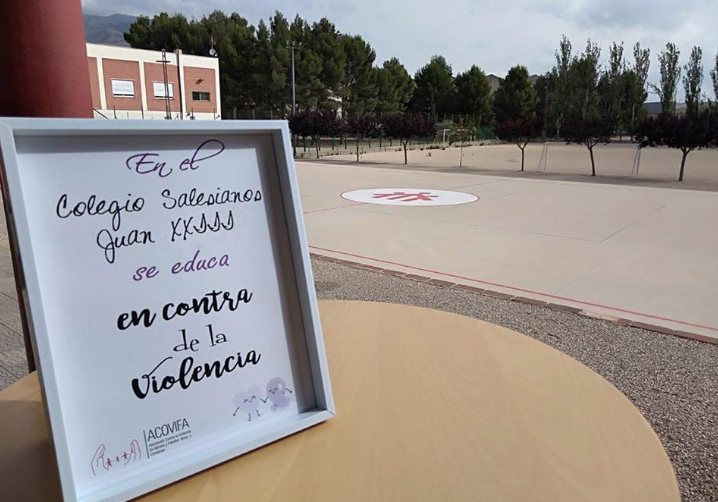 La Asociación contra la violencia de género y familiar otorga un reconomiento a Salesianos Alcoy