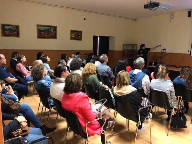 Fotonoticia: los riesgos de internet en Salesianos Badajoz