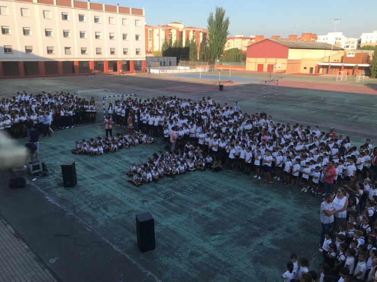 Fotonoticia: acto escolar de celebración del cincuentenario de Badajoz