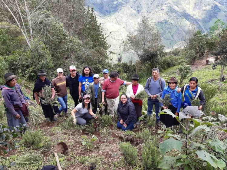 Aprender de las mujeres productoras que cuidan la tierra en Ecuador