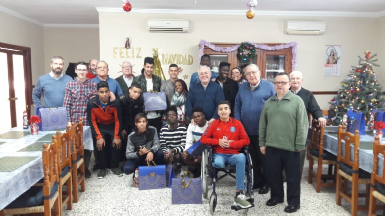 Fotonoticia: Compartiendo la mesa y la vida con los jóvenes en Cádiz