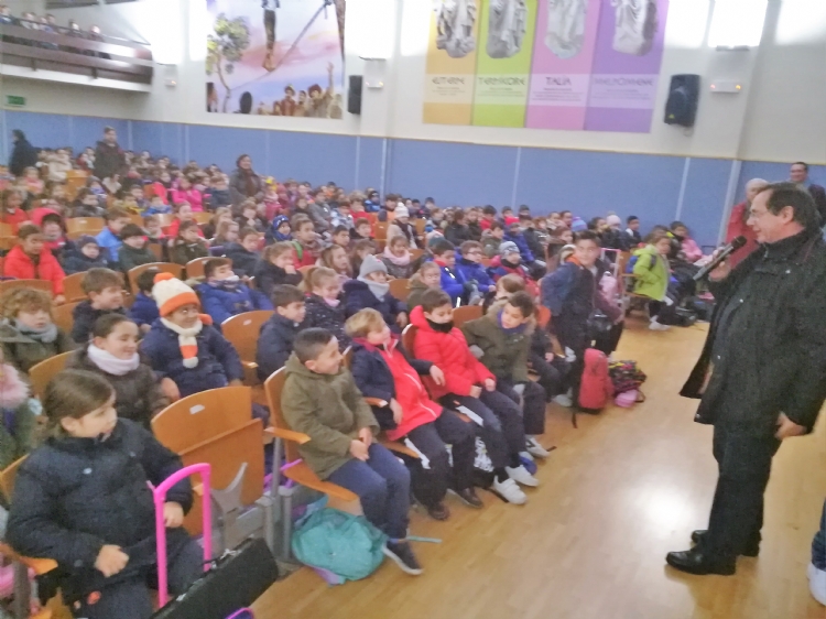 Fotonoticia: Un padrenuestro muy especial junto al inspector Ángel Asurmendi