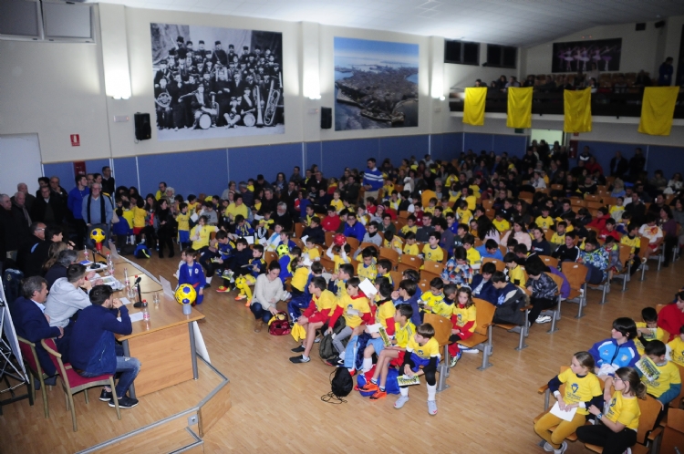 Jugadores de la primera plantilla del Cádiz visitan la casa salesiana