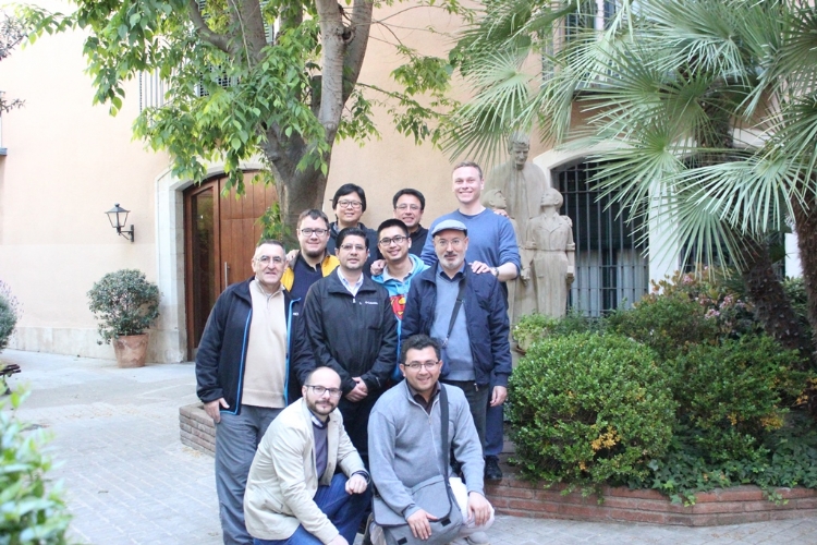 Fotonoticia:Estudiantes de la Universidad Salesiana de Roma visitan Can Prats, Sarrià, Edebé y la EUSS