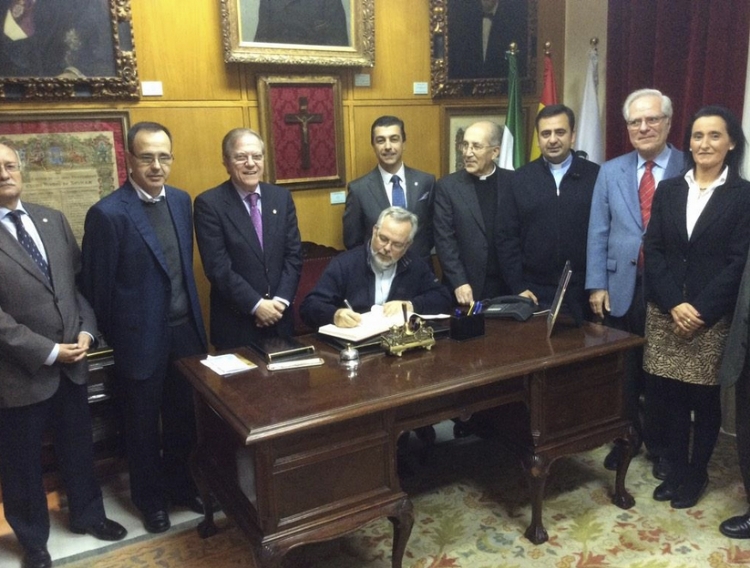 Fotonoticia: las casas salesianas de Sevilla firman el libro del Ateneo