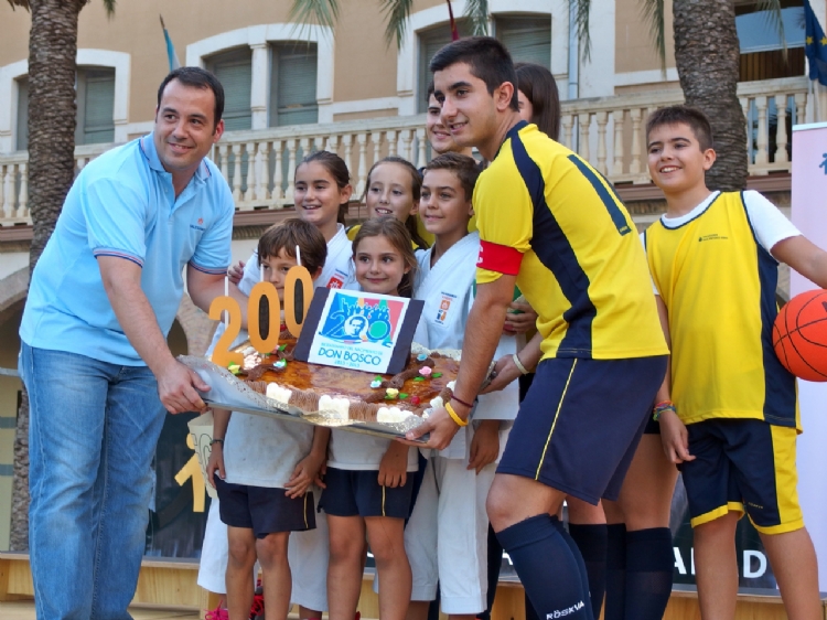 Fotonoticia: Los equipos San Antonio Abad celebran el Bicentenario con una tarta gigante