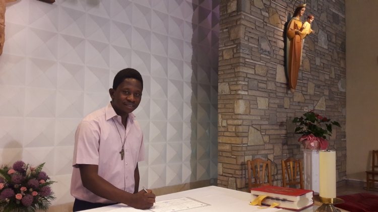 El salesiano Norbert Mamba renueva sus votos como religioso