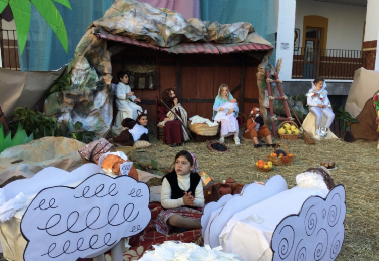 Los patios de las Escuelas Salesianas recrean la Historia de la Navidad