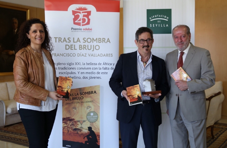 El presidente de la Diputación de Sevilla felicita a Francisco Díaz Valladares por su Premio EDEBÉ de Literatura