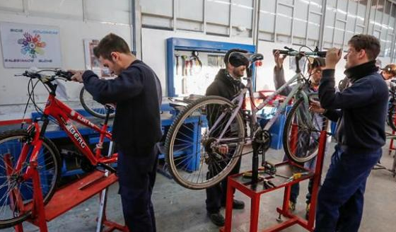 Restauran bicicletas para los refugiados en pisos de acogida