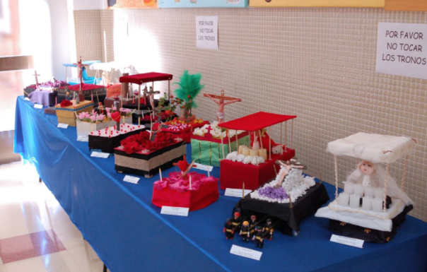 Tronos procesionales en miniatura elaborados por los alumnos de Elche