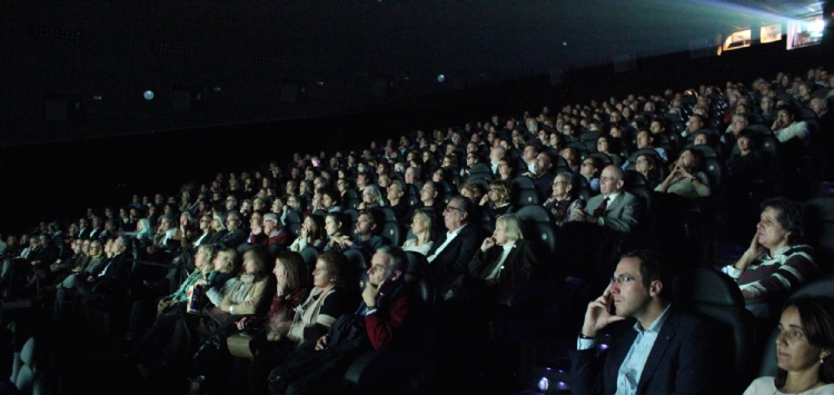 Éxito de solidaridad en el preestreno de la película «El editor de libros»