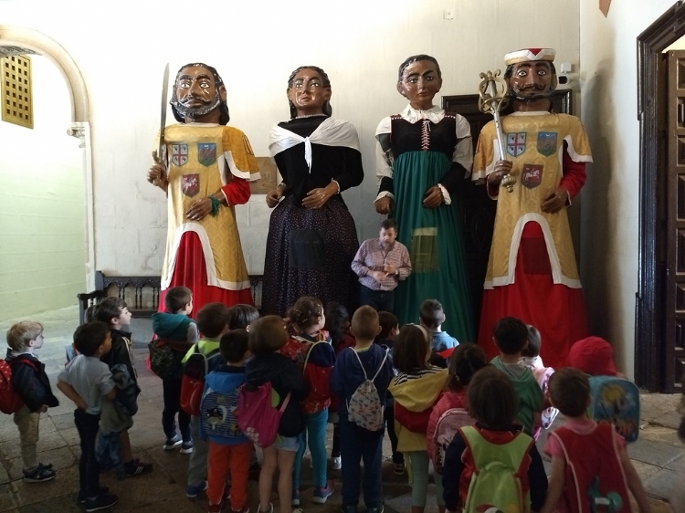 Fotonoticia: Los alumnos de infantil de Salesianos Huesca visitan su Ayuntamiento