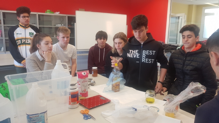 Salesianos Huesca elabora jabón casero a partir de aceite usado