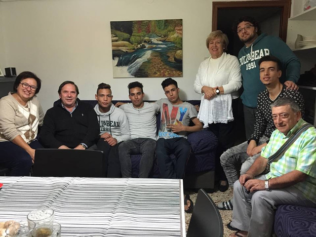 Fotonoticia: Ángel Asurmendi comparte un té moruno en Casa Mamá Margarita de Elche