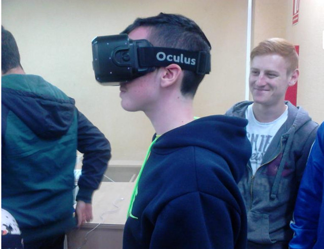 Fotonoticia: Alumnos de Telecomunicaciones se acercan a la realidad virtual