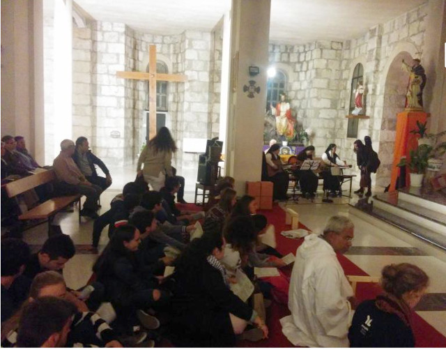 Fotonoticia: Jóvenes de Salesianos Alcoy participan en la oración itinerante de Taizé