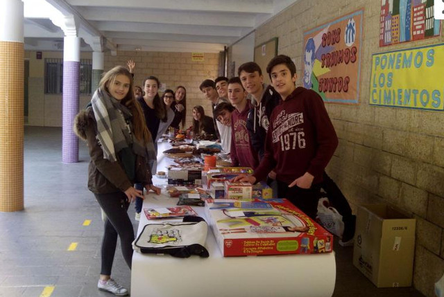 Fotonoticia: Éxito del mercadillo solidario de Alcoy San Vicente Ferrer