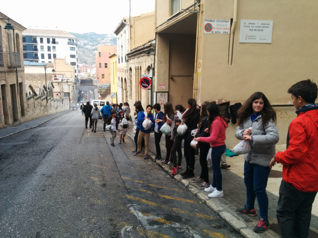 Fotonoticia: Cadena humana en San Vicente Ferrer de Alcoy en la campaña Kilo Solidario