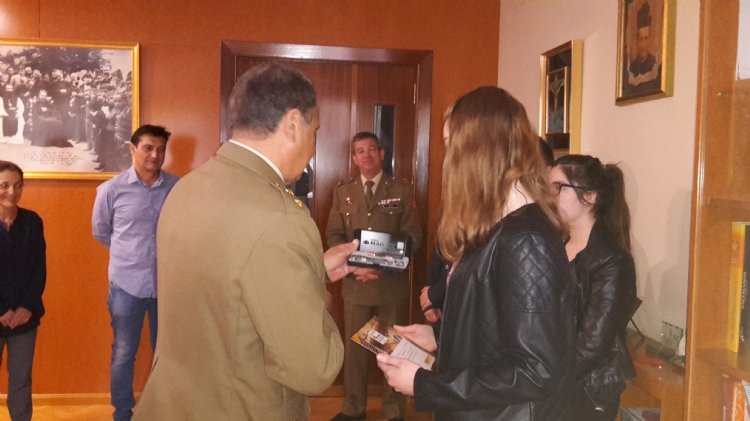 El Ministerio de Defensa otorga el primer premio a una alumna de Salesianos La Almunia