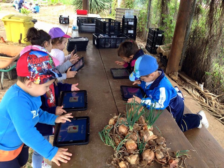 Fotonoticia: Salesianos La Orotava y la vinculación del iPad en el huerto