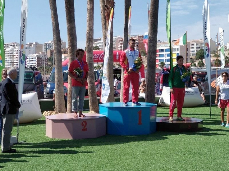 Jorge Enríquez, alumno de Salesianos Las Palmas, rey del kayak de mar