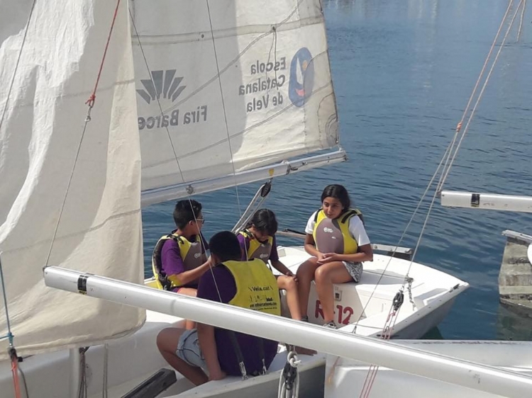 Fotonoticia: el Casal de verano de Salesianos La Mina realiza un «bautizo» de Vela