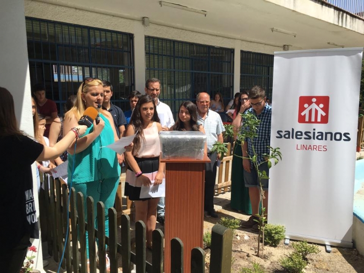 Fotonoticia: Salesianos Linares entierra su cápsula del tiempo