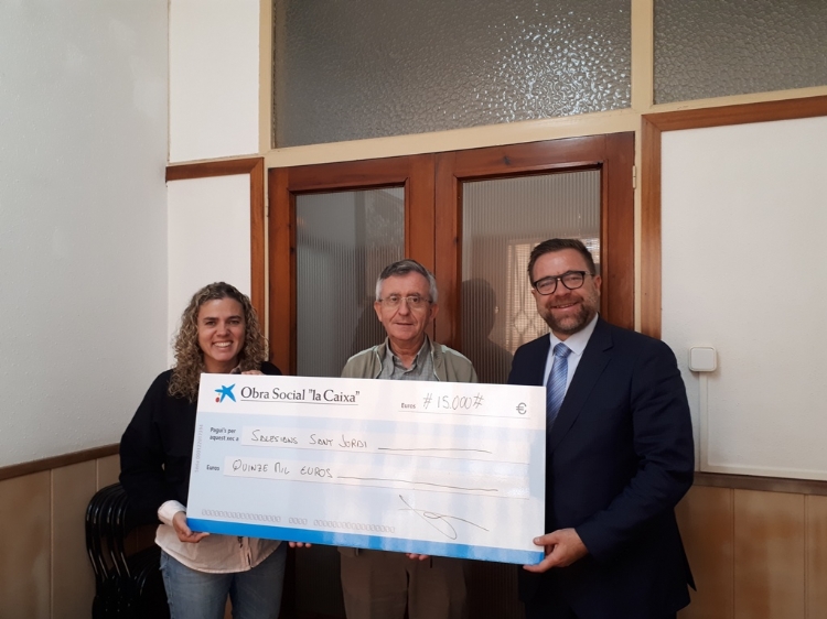 Fotonoticia: La plataforma social en Mataró recibe 15.000 € de la oficina de proximidad de La Caixa