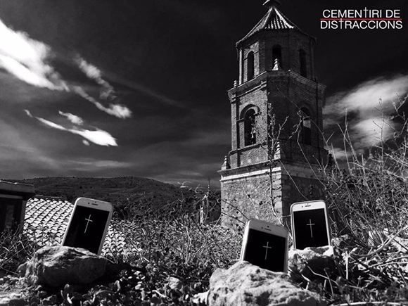 Fotonoticia: un estudiante de salesianos Mataró creador de la imagen en una campaña vial para evitar el uso del móvil