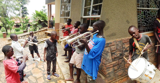 Educación a través de la música en Uganda