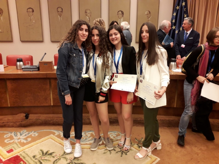 Alumnas de Salesianos Monzón ganadoras del III Premio Naiconal Antonio Machado