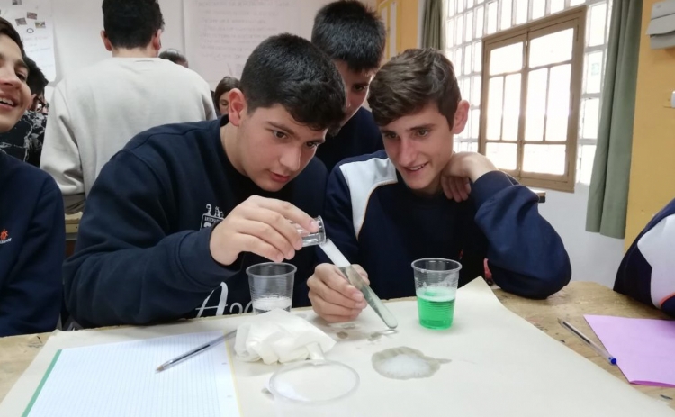 Los alumnos de Salesianos Málaga practican la extracción de ADN