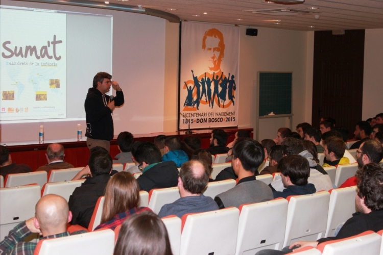 Alejandro León, misionero en Siria, llena el auditorio de Salesianos Sarrià