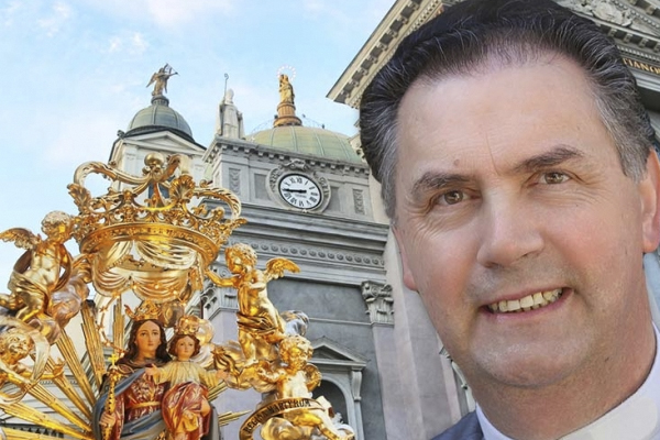 Bajo el manto de María