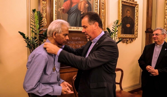 El Rector Mayor dona su Cruz de Salesiano al P. Tom