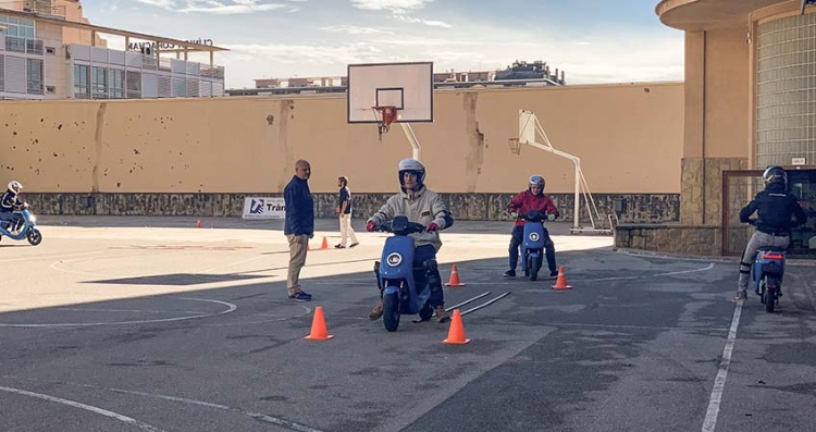Alumnado de Salesianos Sarrià participa en un taller de conducción segura con motocicleta